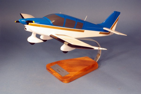 Robin DR 400, Schreibtischmodell aus Holz
