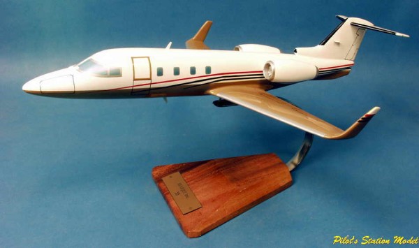 Learjet 55 Longhorn, Schreibtischmodell aus Holz