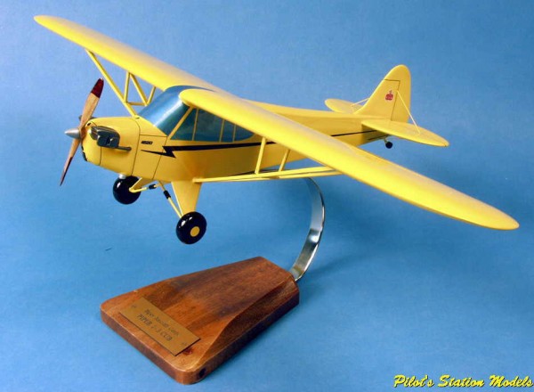 Piper J3 Cub, Schreibtischmodell aus Holz